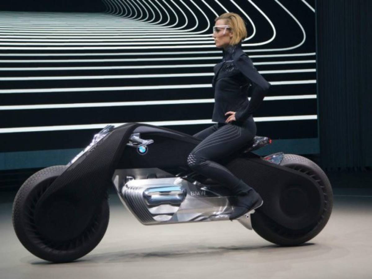 Se autoequilibra y no necesita casco: BMW presenta la moto del futuro
