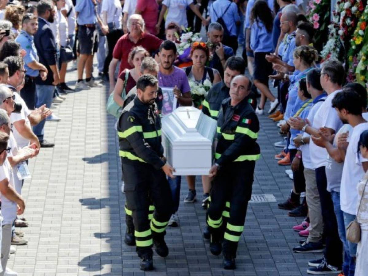 Italia: Niña murió en sismo, pero salvó a su hermana