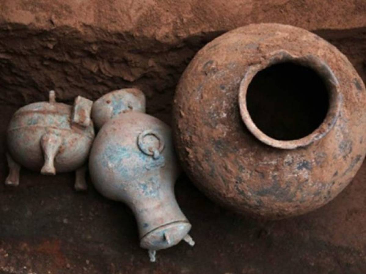 Arqueólogos desentierran recipiente con licor de 2,000 años