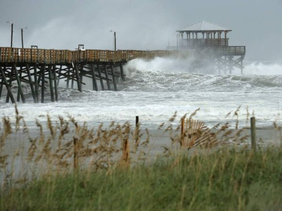 Vientos y lluvia de huracán Florence comienzan a azotar a Carolina del Norte y Carolina del Sur