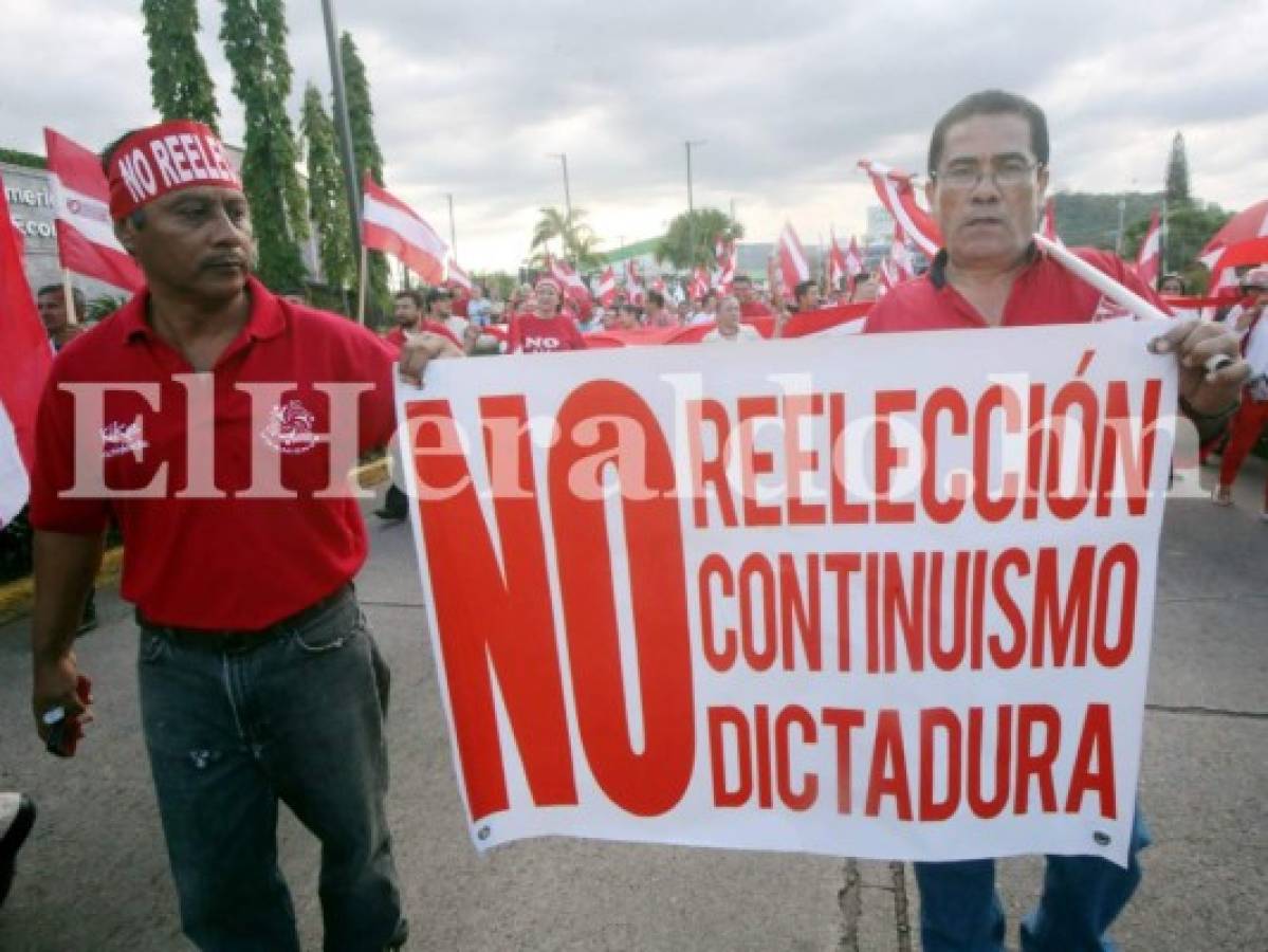 Muchas personas portaban rótulos y letreros rechazando la reelección presidencial, foto: Jimmy Argueta/El Heraldo.