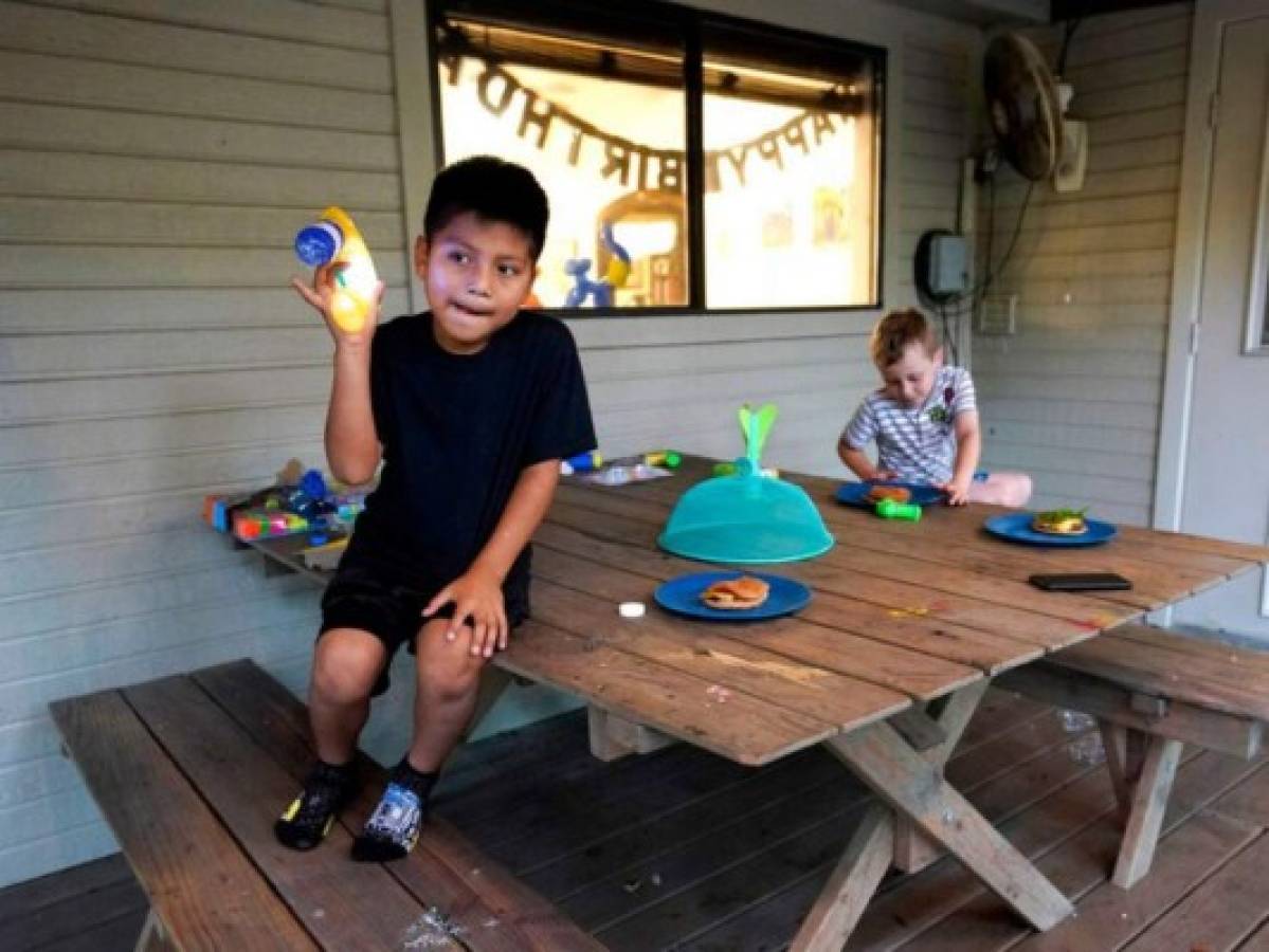 Byron Xol (izquierda) juega con Desmond Sewell en una casa de Buda, Texas, mientras le festejan su noveno cumpleaños. Los padres de Desmond, Matthew y Holly Sewell, le dieron albergue al niño guatemalteco. Foto: Agencia AP.