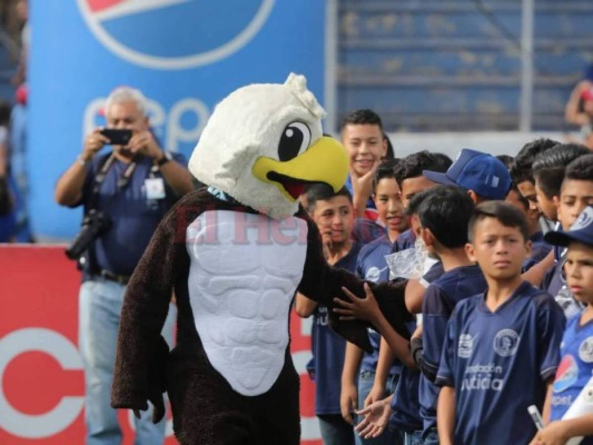 Los chicos de las reservas del Motagua previo al partido compartieron con la mascota. (Foto: El Heraldo)