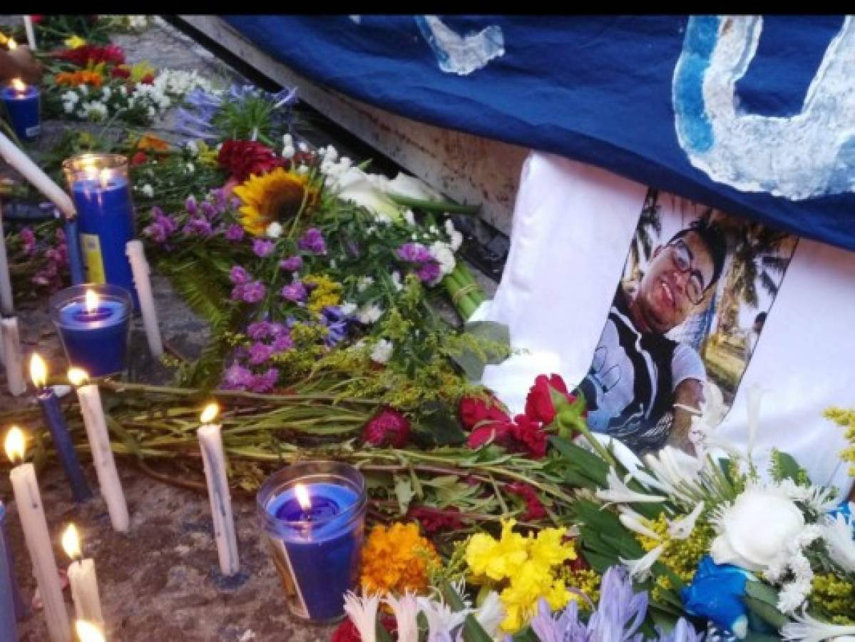 La Revo de Motagua realiza emotivo homenaje a víctimas de la estampida en la final de Honduras