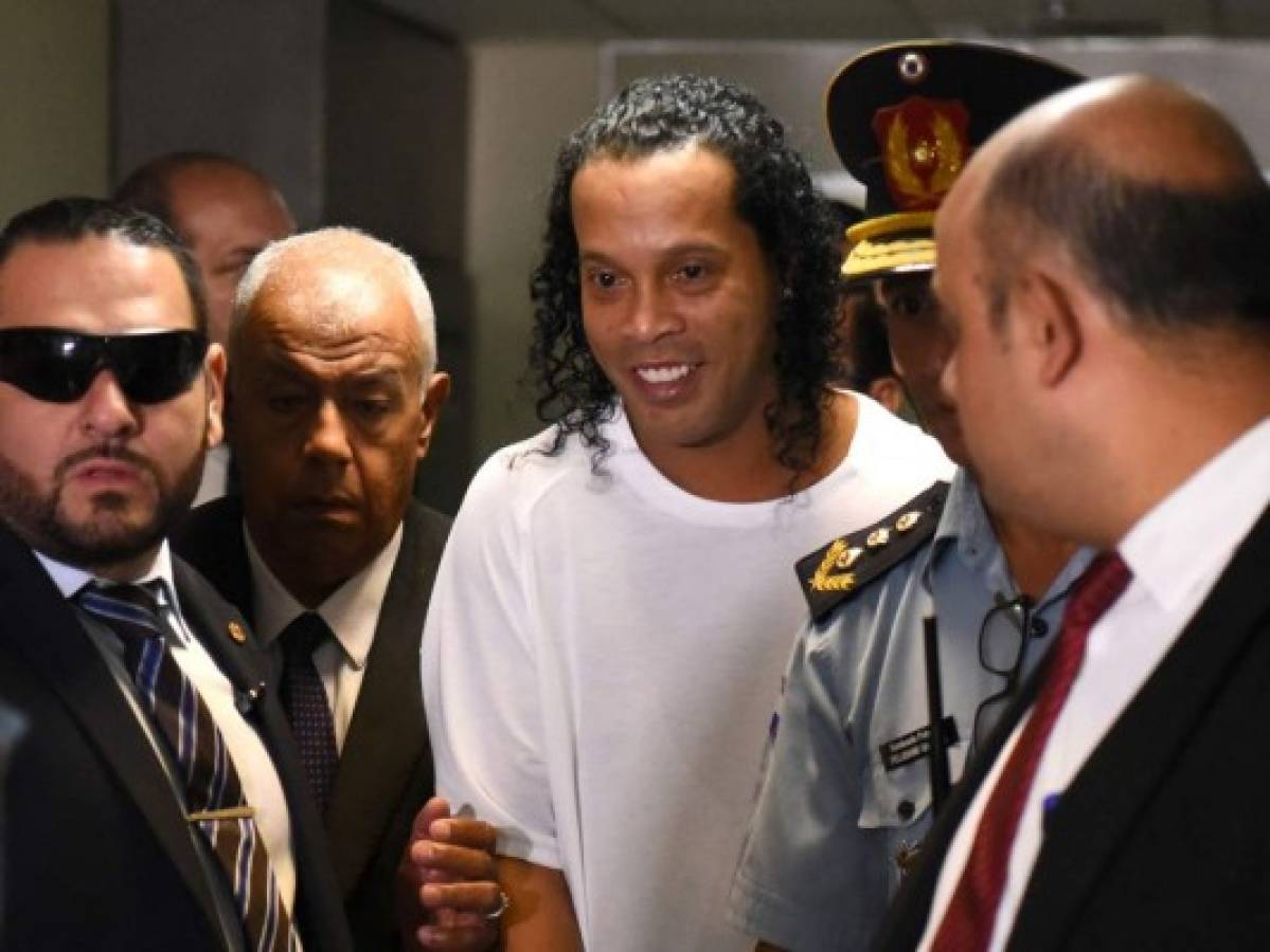 Ronaldinho recibe visitas de modelos y hace fiestas en su prisión domiciliaria