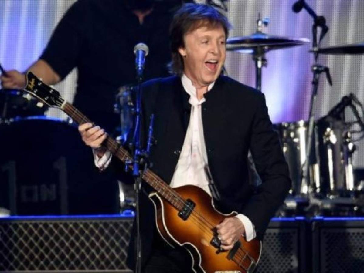 Paul McCartney enciende las redes al cantar en fiesta privada