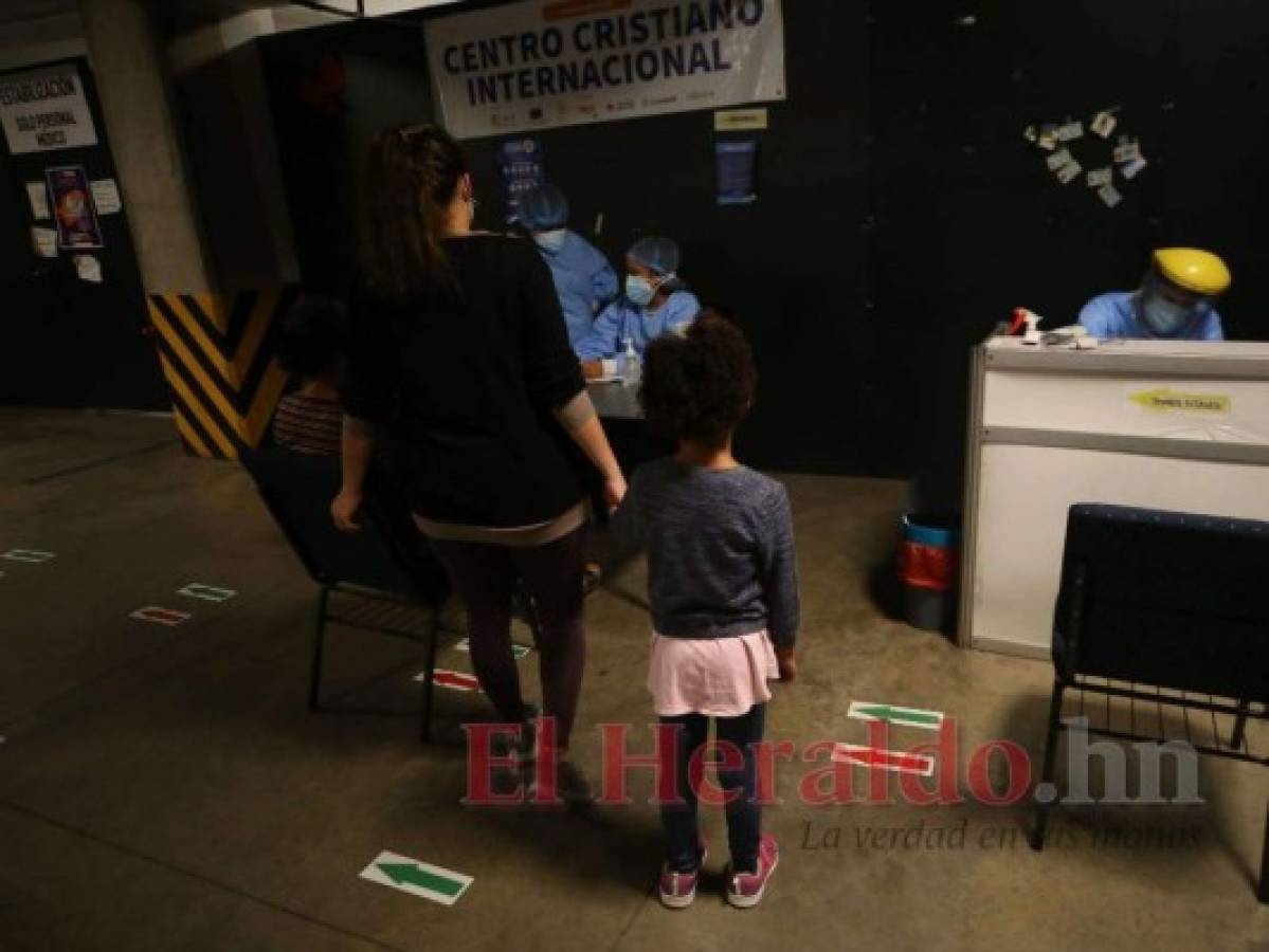Entre los adultos se observa a los pequeños en las salas de espera, cuando es su turno pasan a la consulta y el médico diagnosticará si tienen o no coronavirus. Foto: Jhony Magallanes/El Heraldo