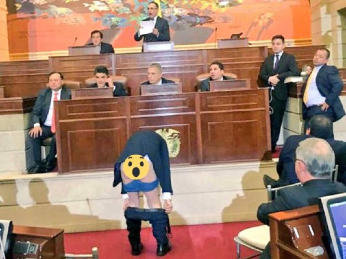 Senador se baja los pantalones y muestra el trasero en instalación del Congreso en Colombia