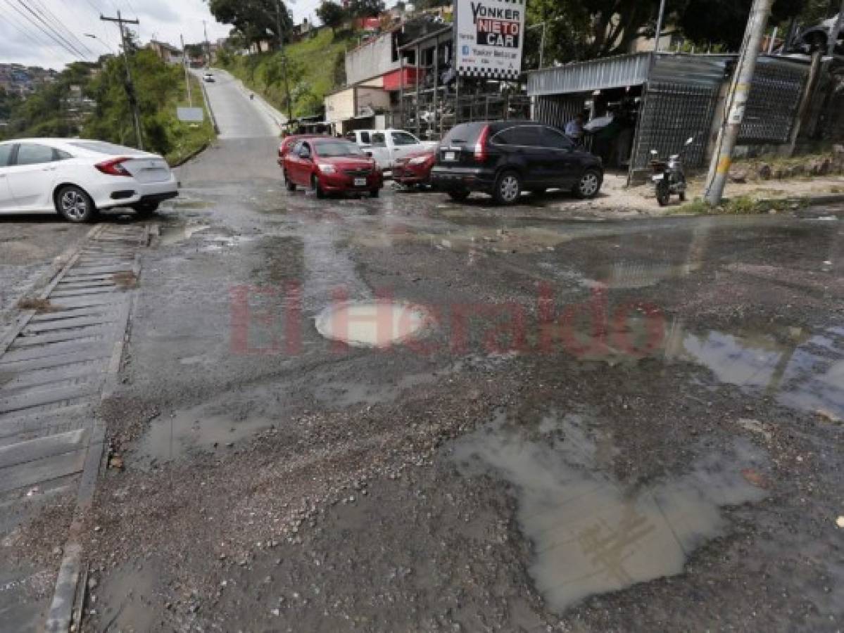 Llena de aguas negras está la calle de la colonia Villafranca de Tegucigalpa