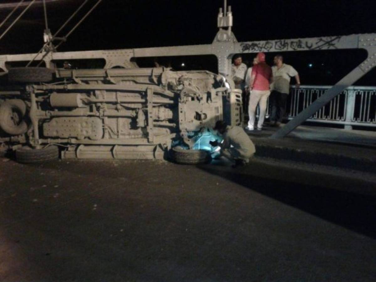 El automotor volcó en pleno puente porque venía a exceso de velocidad, manifiestan las autoridades.