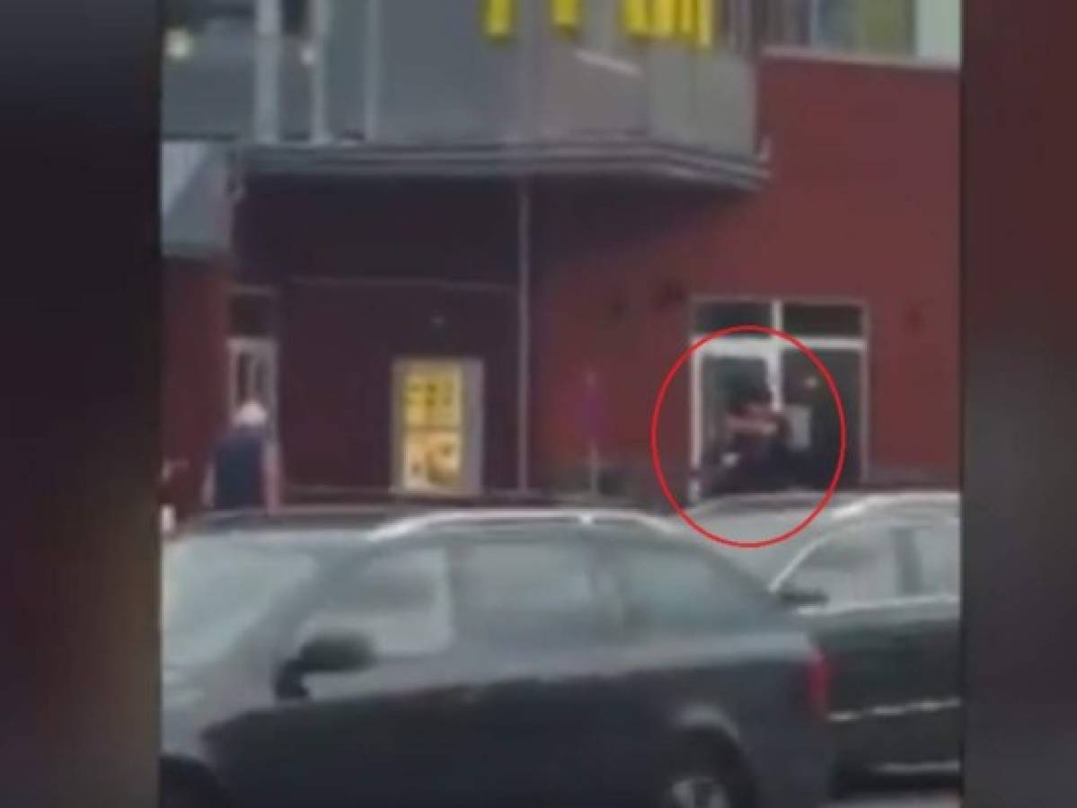 VIDEO: Impactantes imágenes del momento en que atacante abre fuego en Munich