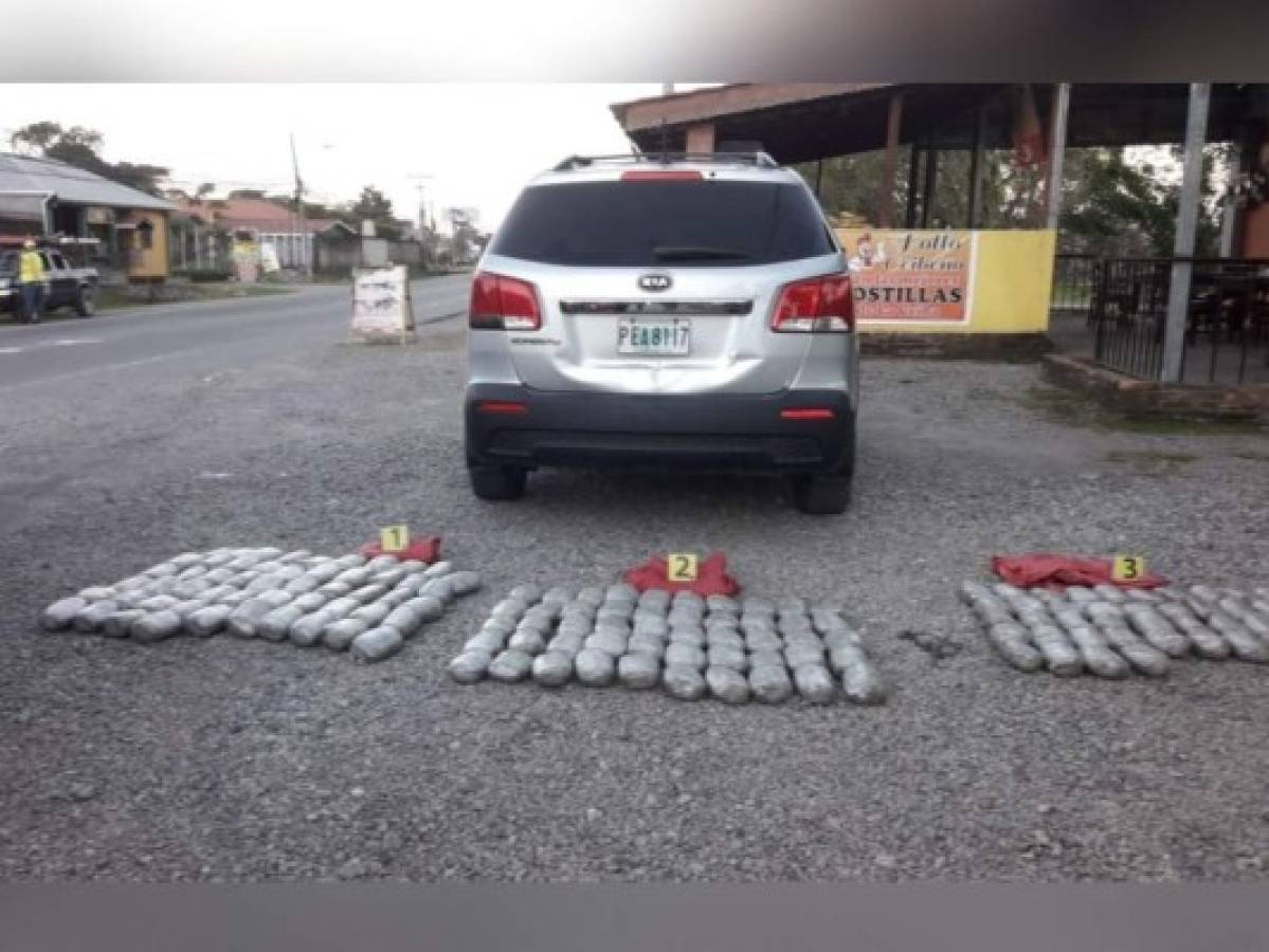 La fotografía muestra la cantidad de paquetes, equivalentes a una libra de supuesta marihuana, que había en cada uno de los sacos.