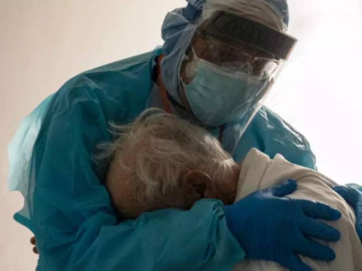 La foto de un médico abrazando a un anciano con covid-19 se vuelve viral