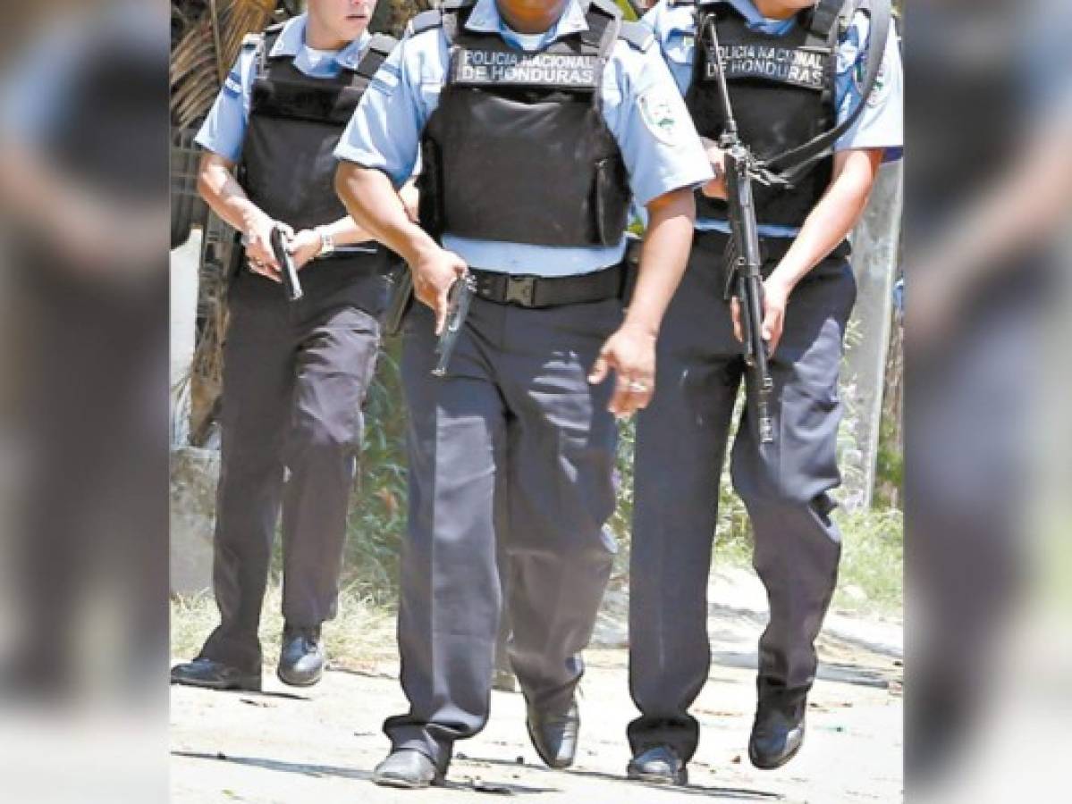 Policías al servicio de maras intimidan a la Comisión de Depuración Policial