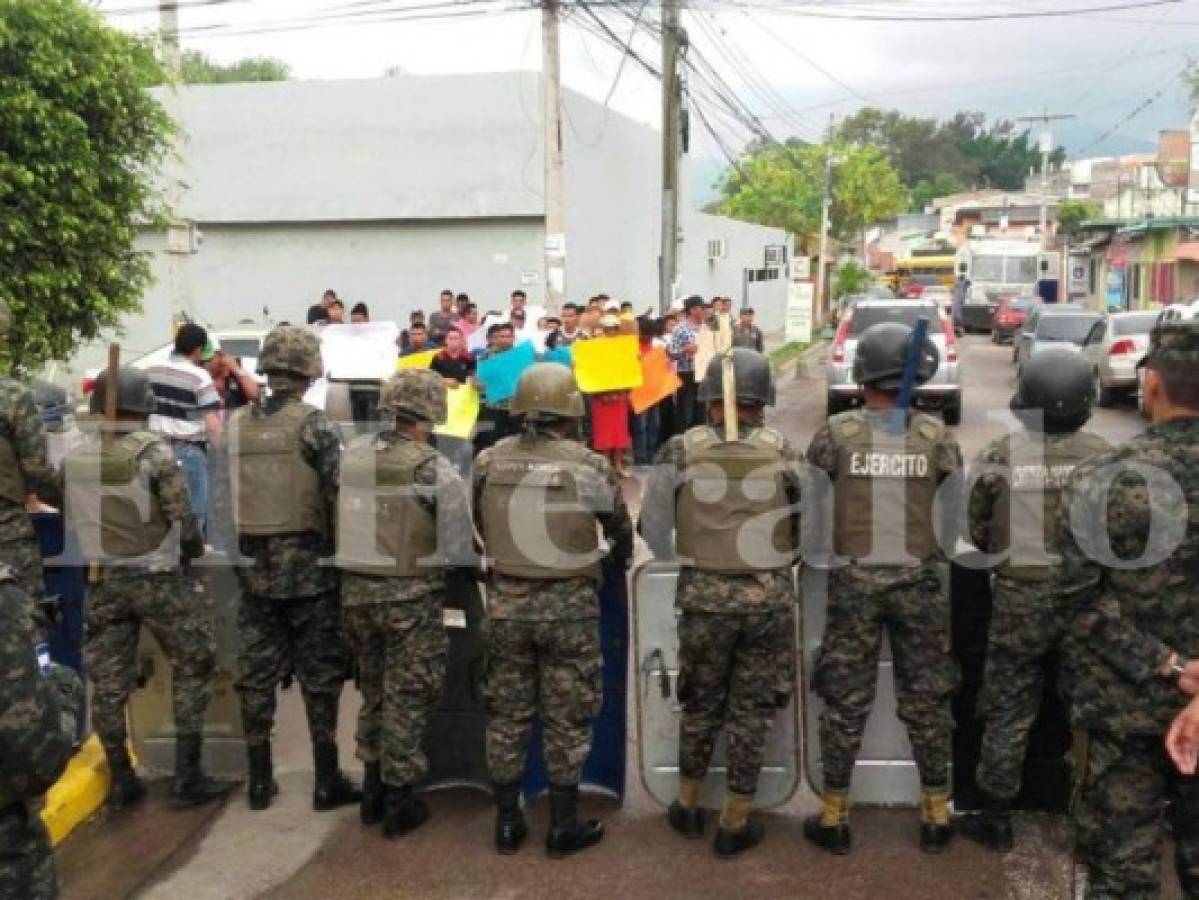 Al menos 50 personas se manifiestan en las afueras de los juzgados capitalinos a favor de Sergio Rodríguez uno de los acusados en el caso de Berta Cáceres.