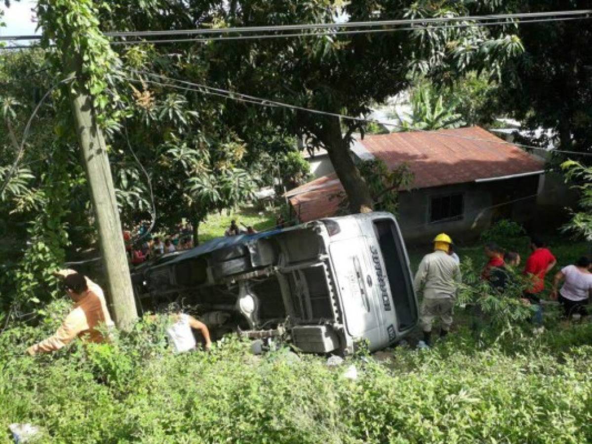 Conductor de bus rapidito muere al caer a hondonada en Cortés
