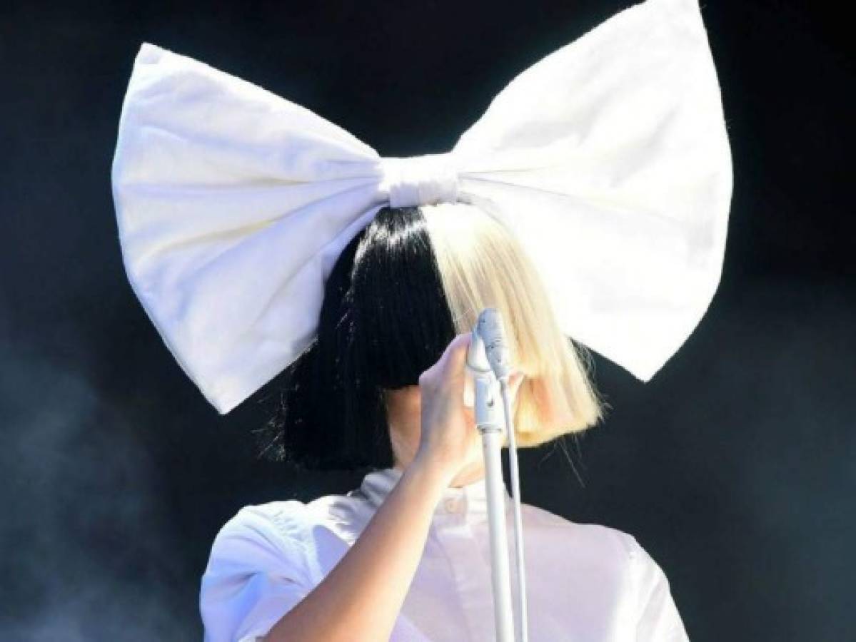 ¡Tremenda lección! Sia no se deja chantajear y publica una foto sin nada de ropa