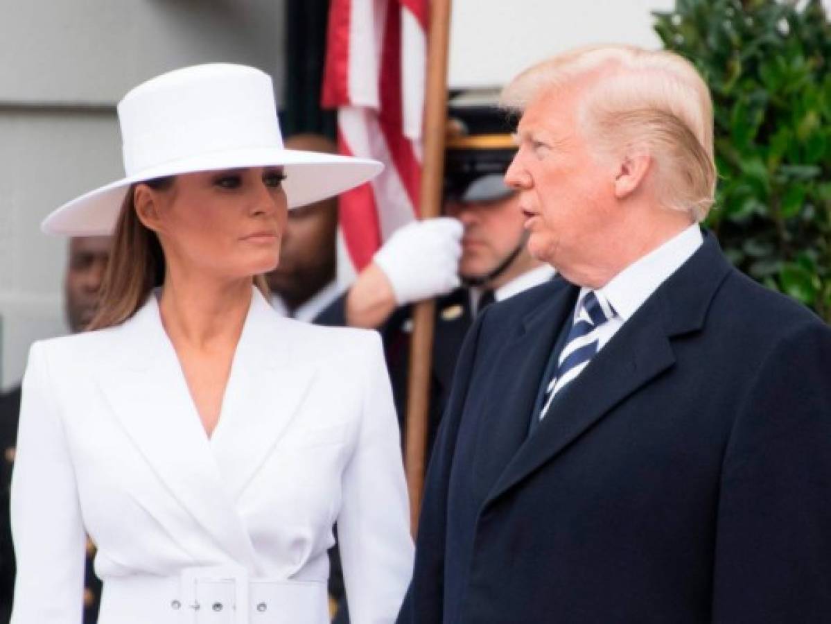 VÍDEO: Captan momento en que Melania le negó la mano a Donald Trump en público