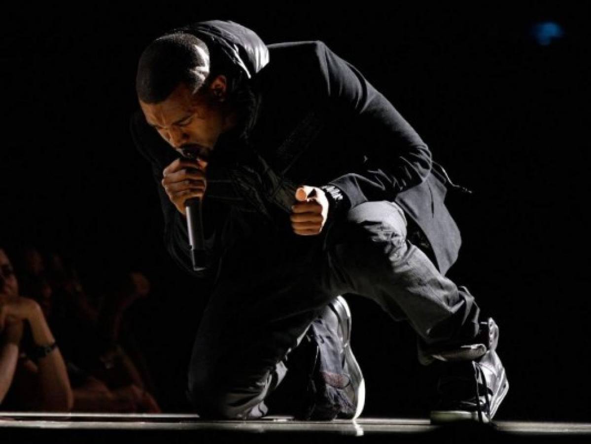Zapatillas de Kanye West baten récords de venta: 1,8 millones de dólares   