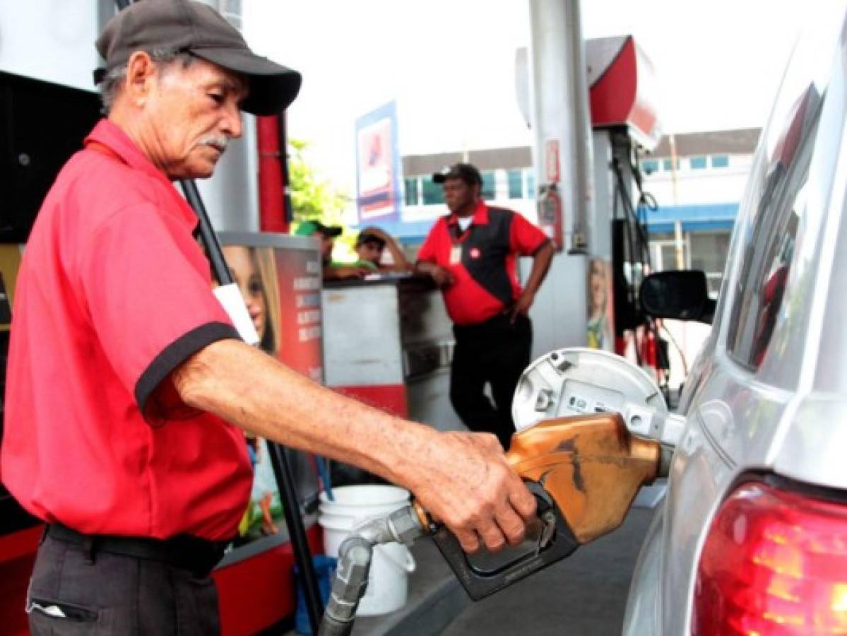 Gasolinas bajan entre 53 y 68 centavos de lempira este lunes