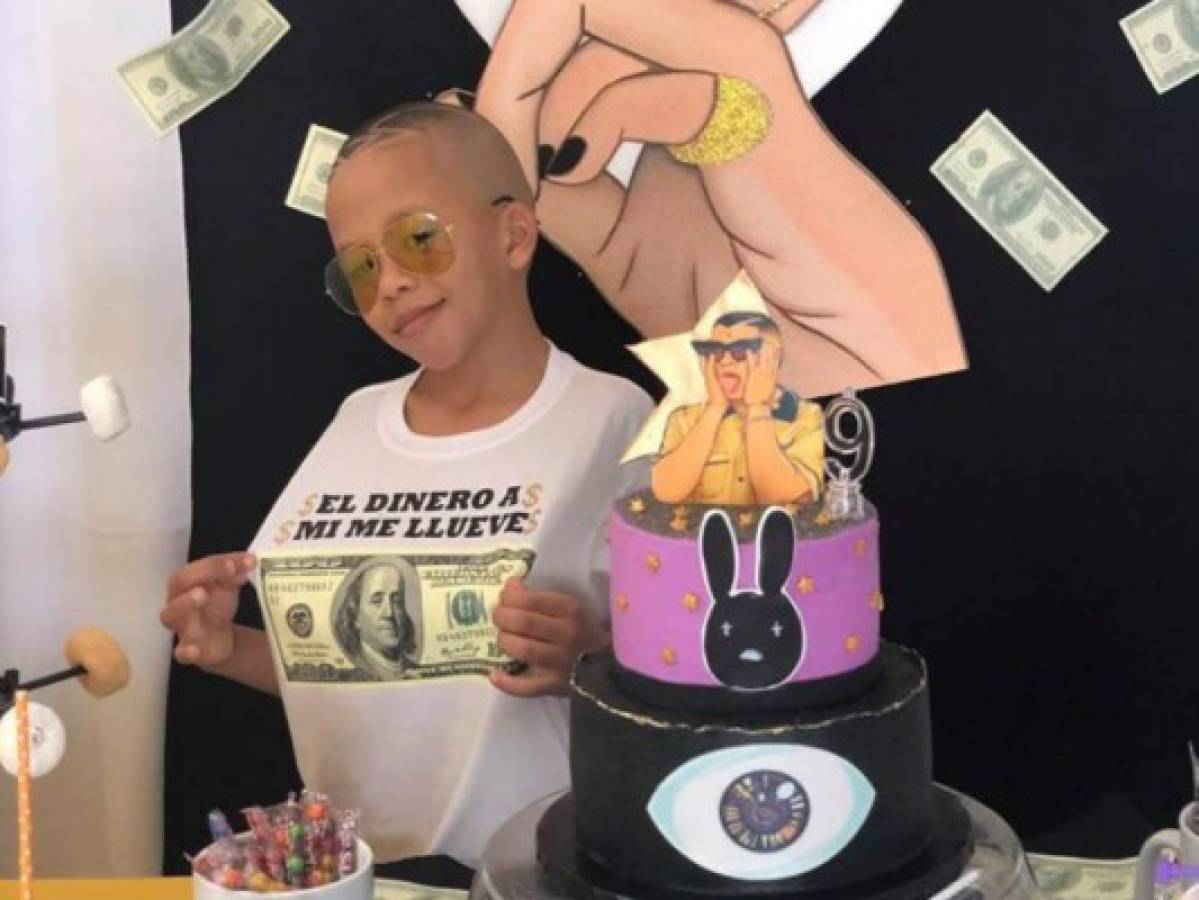 Niño pide fiesta temática de Bad Bunny y se vuelve viral