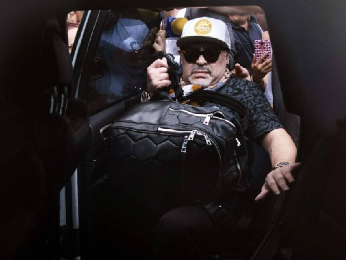 Diego Maradona se queda sin casa luego que vecinos niegan entrada a la mudanza