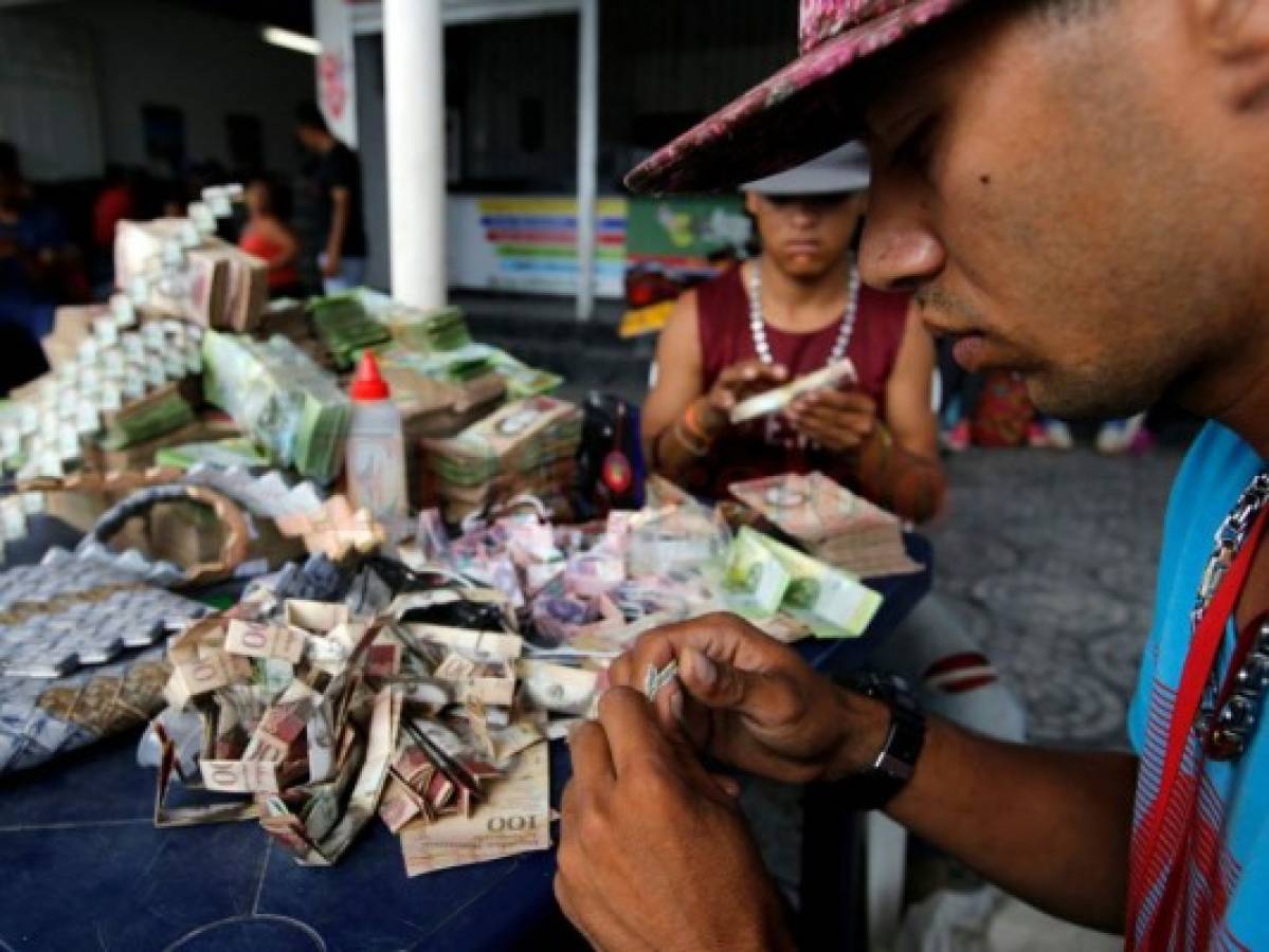 Venezolanos elaboran artesanías con billetes de bolívares