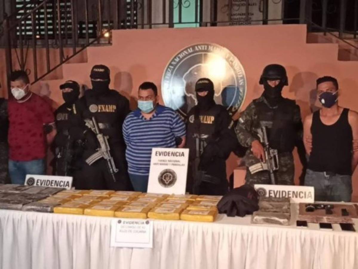 Sujetos capturados en el primer operativo, con 43 kilogramos de supuesta cocaína.