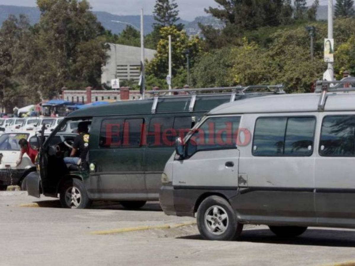 Al menos 200 buses 'brujitos' se sumarán al paro de taxistas en la capital