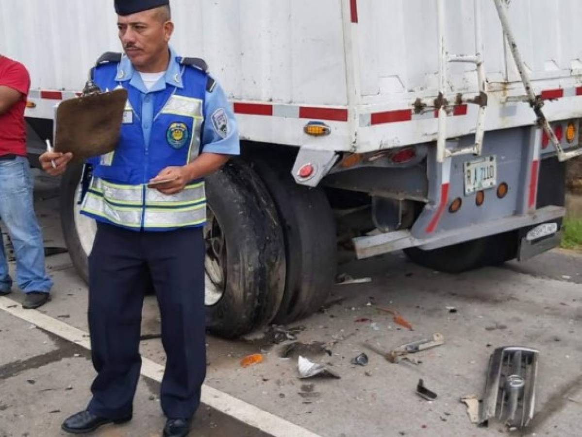 Al parecer lo que provocó el accidente fue que una llanta de la camioneta explotó.