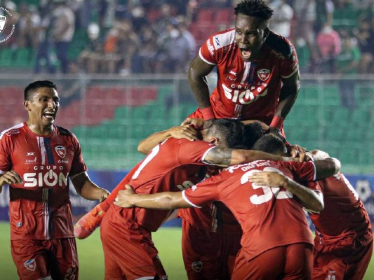 Con Rubilio Castillo en la cancha, Royal Pari venció 4-2 al Oriente Petrolero