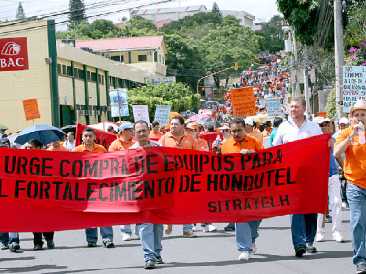 Empleados de Hondutel realizan plantón