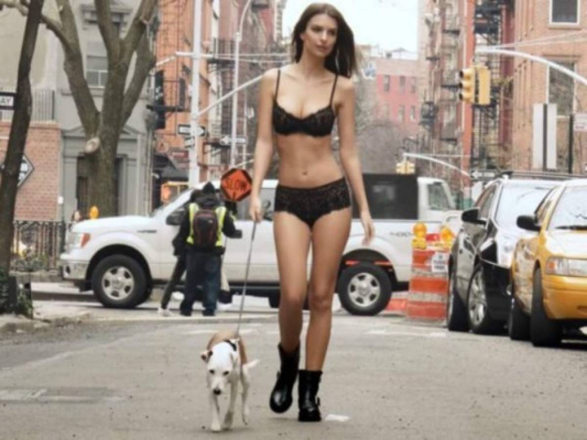 La modelo Emily Ratajkowski se pasea en lencería por Nueva York