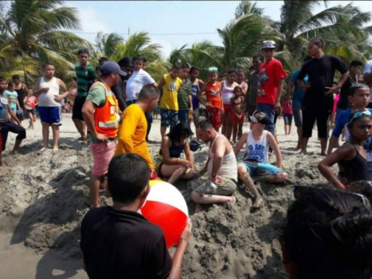 Rescatan a tres personas que estaban a punto de ahogarse en playa de Tela
