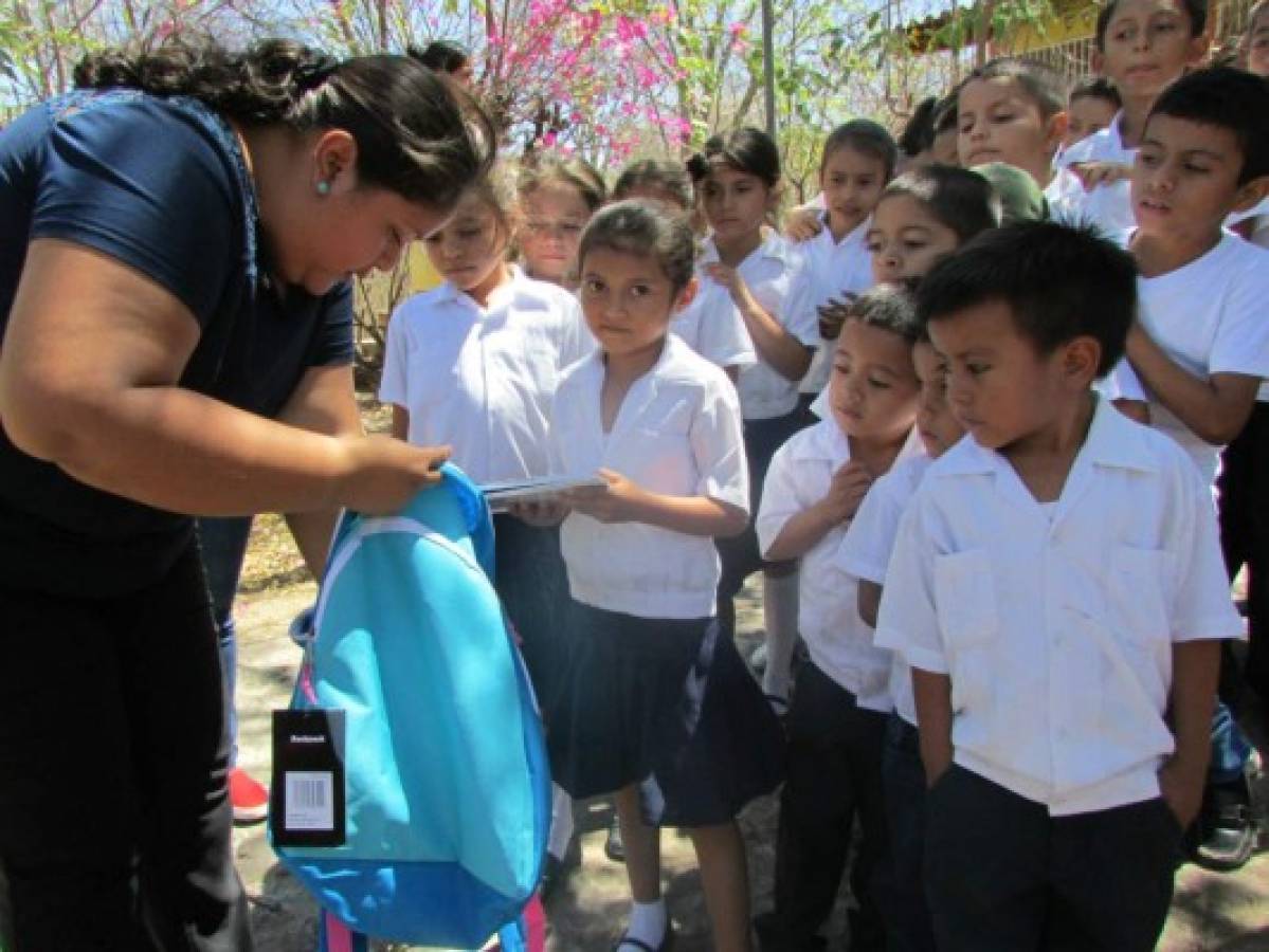 Con mochilas abrazamos a los alumnos de la Escuela Lempira de El Madreal Choluteca  