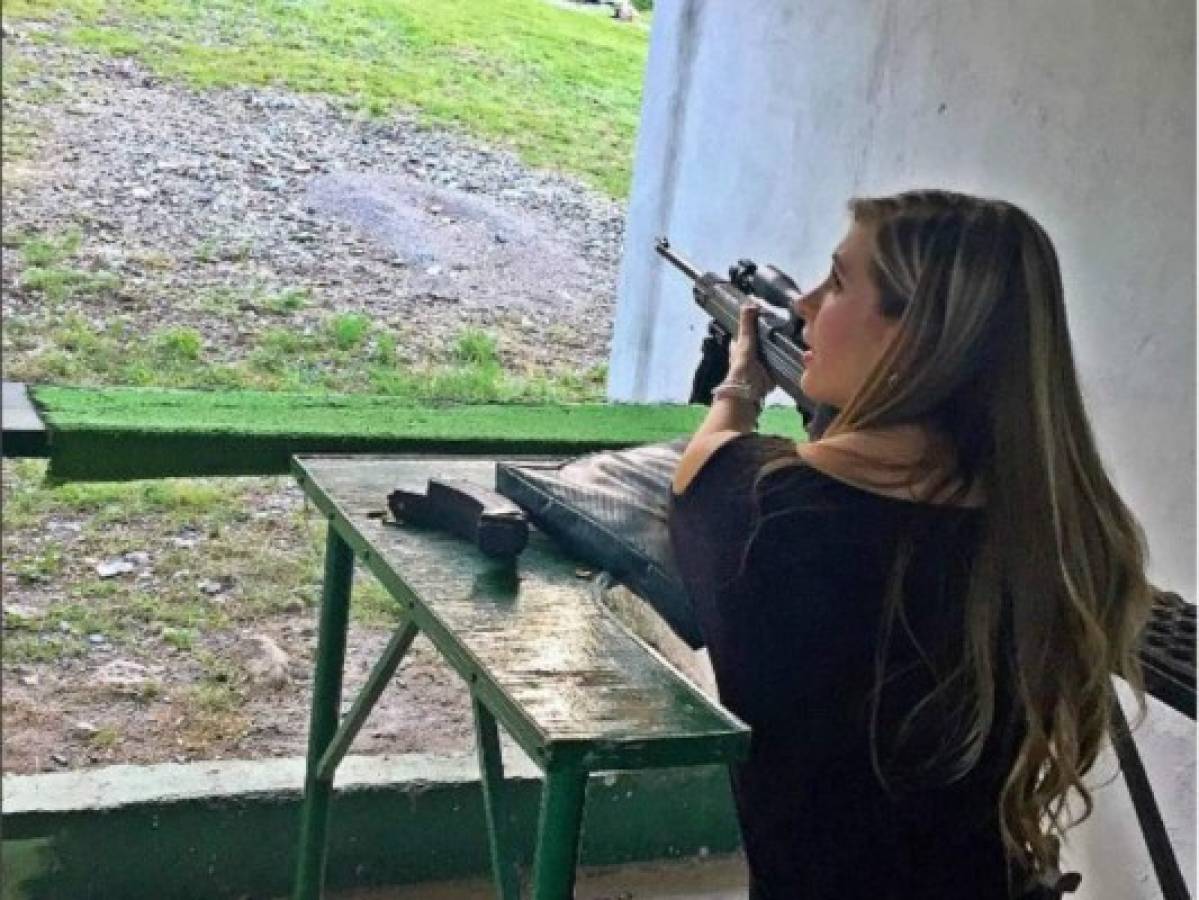 Novia de Alan Pulido muestra su gusto por las armas de fuego