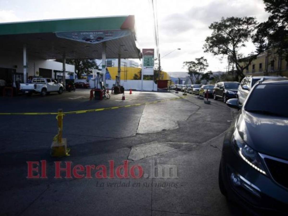 Así lucieron las gasolineras de Tegucigalpa durante el tiempo otorgado por el gobierno para abastecerse de combustible. Foto: Emilio Flores / EL HERALDO.