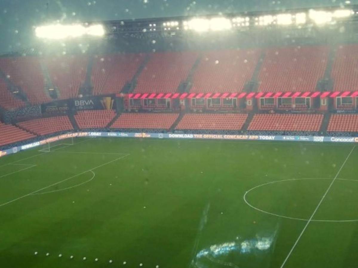 Tormenta eléctrica retrasa la hora del juego entre Honduras y Granada