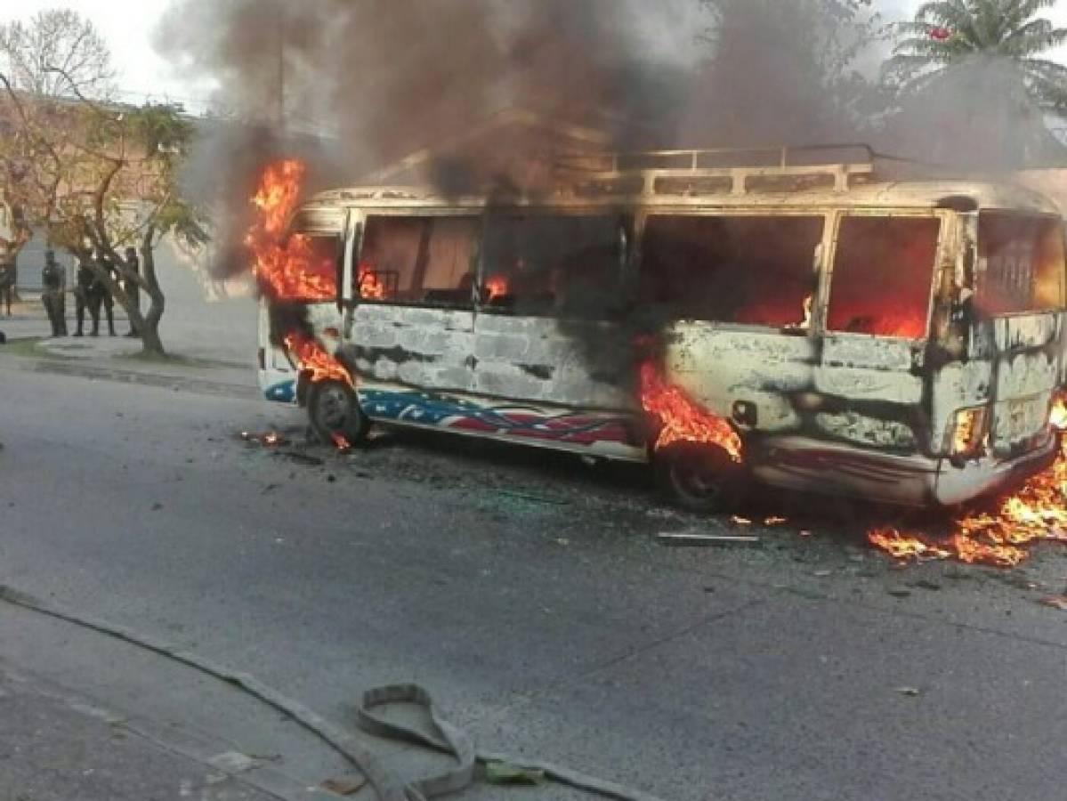 Incendian bus rapidito en el barrio Barandillas de San Pedro Sula, zona norte de Honduras