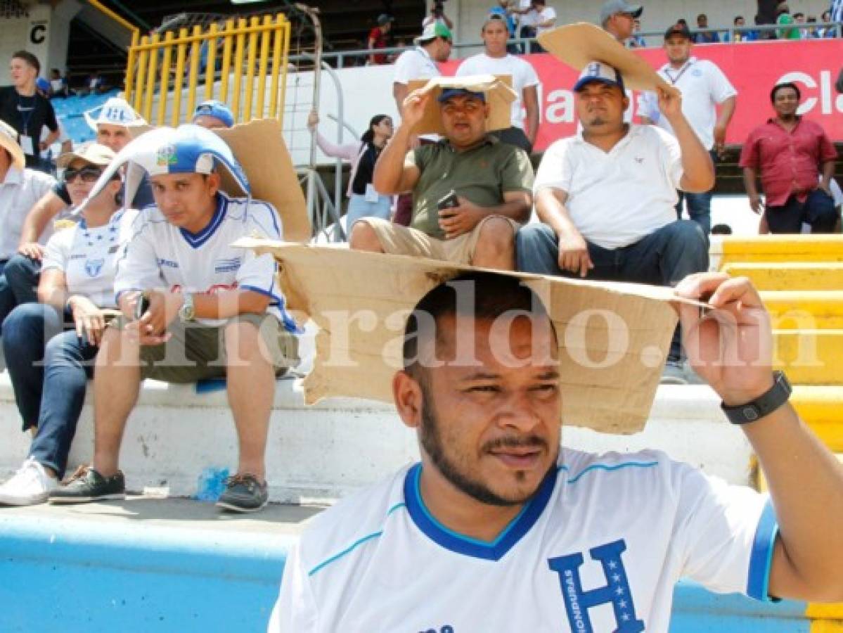 Aficionados catrachos comienzan a llenar el estadio Olímpico para el Honduras vs EE UU