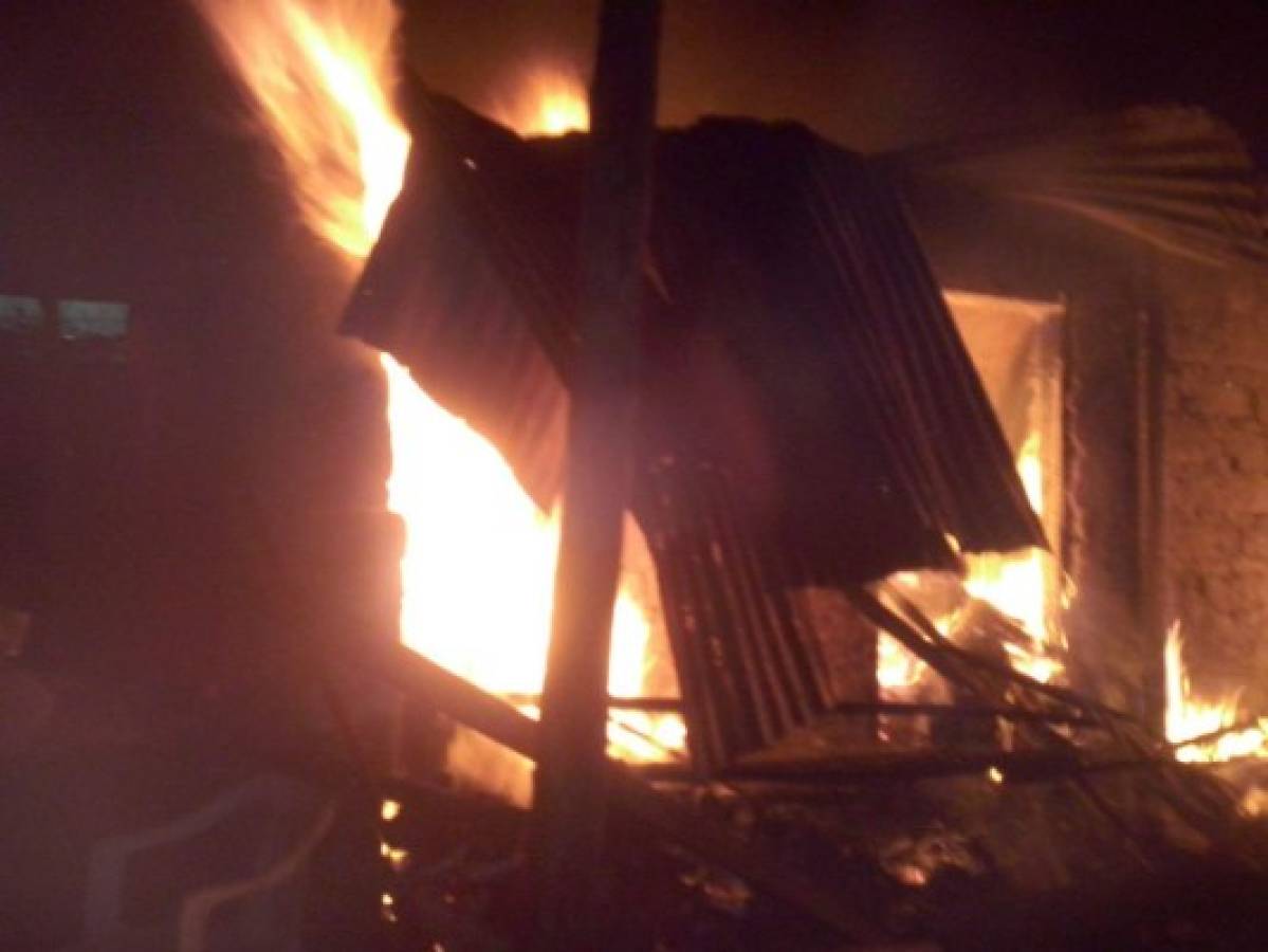 Casa es consumida por la llamas en Siguatepeque