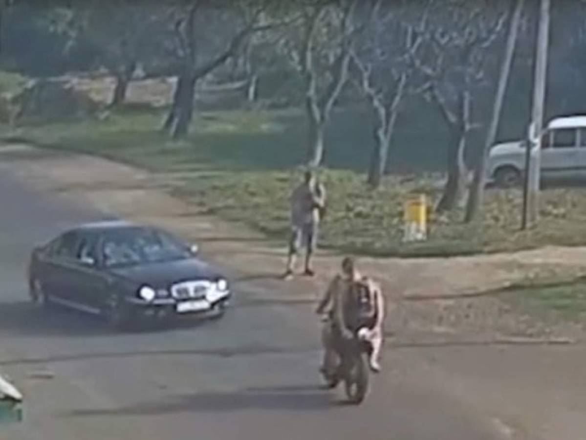 Vídeo: Captan instante en que hombre 'vuela' de su moto tras ser embestido por un auto