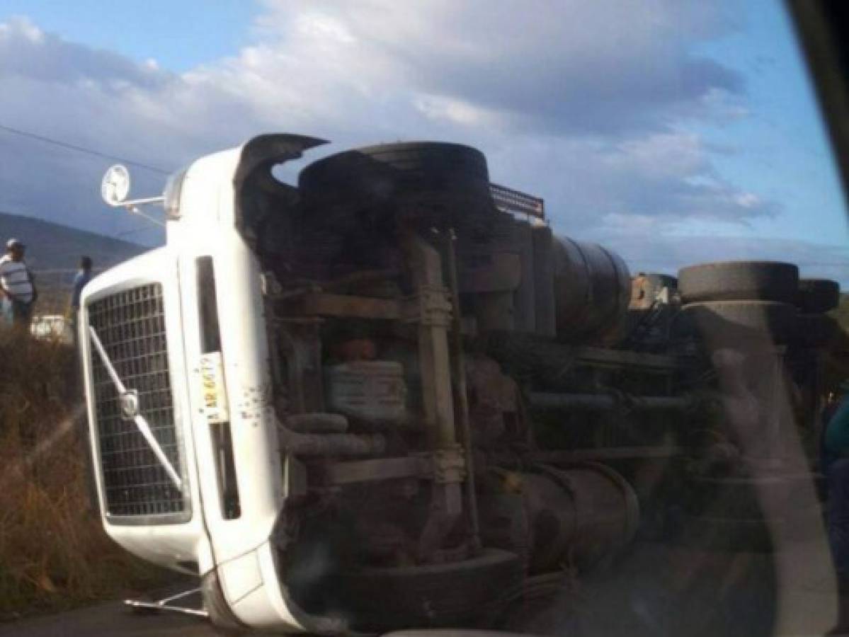 Accidente entre dos rastras en la carretera a Olancho deja pérdidas materiales