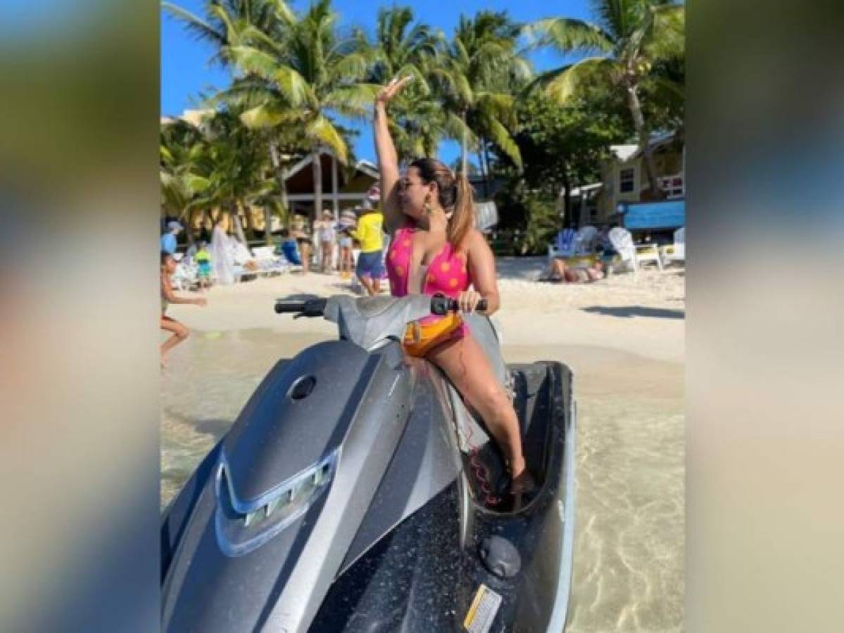 La última fotografía que la hermana de Angie le tomó antes de su desaparición. La joven aparece a bordo del jet ski que rentó.