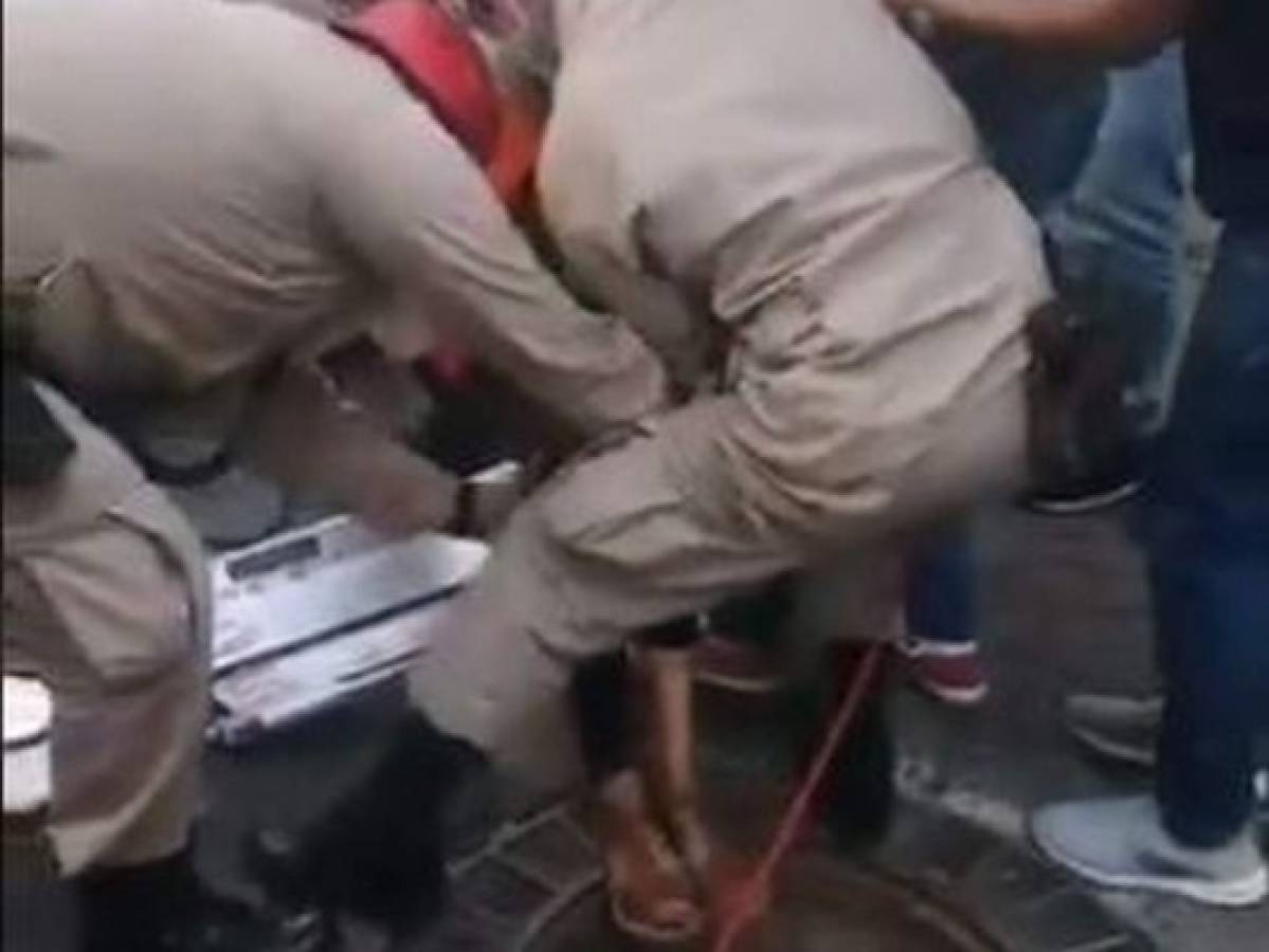 VIDEO: Rescatan a mujer que cayó en cloaca destapada