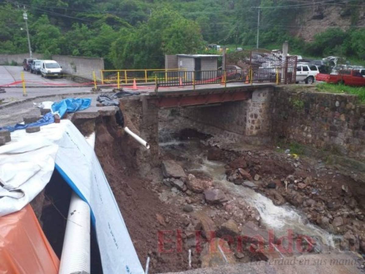 El muro que cedió es parte de la base del puente de la zona habitacional. Foto: Alex Pérez/El Heraldo.