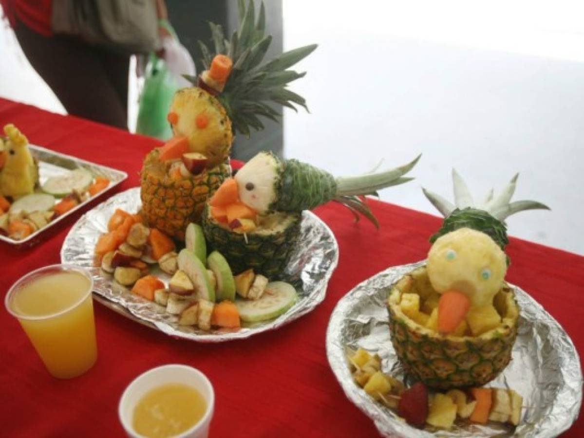 Estudiantes crean obras de arte a través de la talla de frutas tropicales