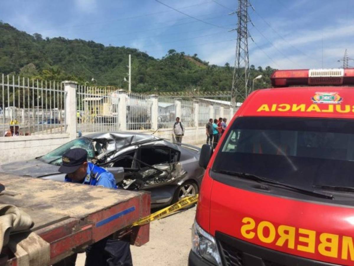 Guatemalteco muere al impactar su auto contra una rastra en Choloma