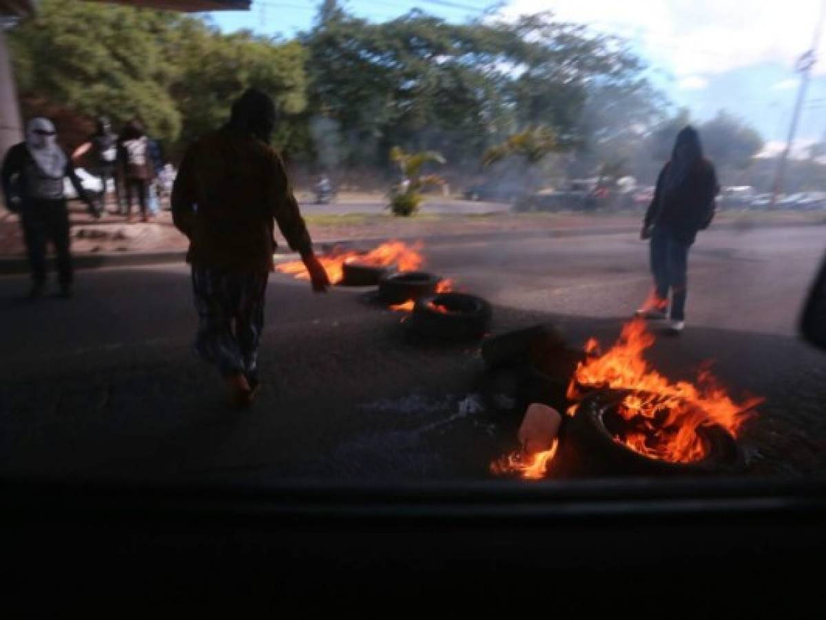 Movimiento Estudiantil Universitario (MEU) se toma anillo periférico y bulevar Suyapa