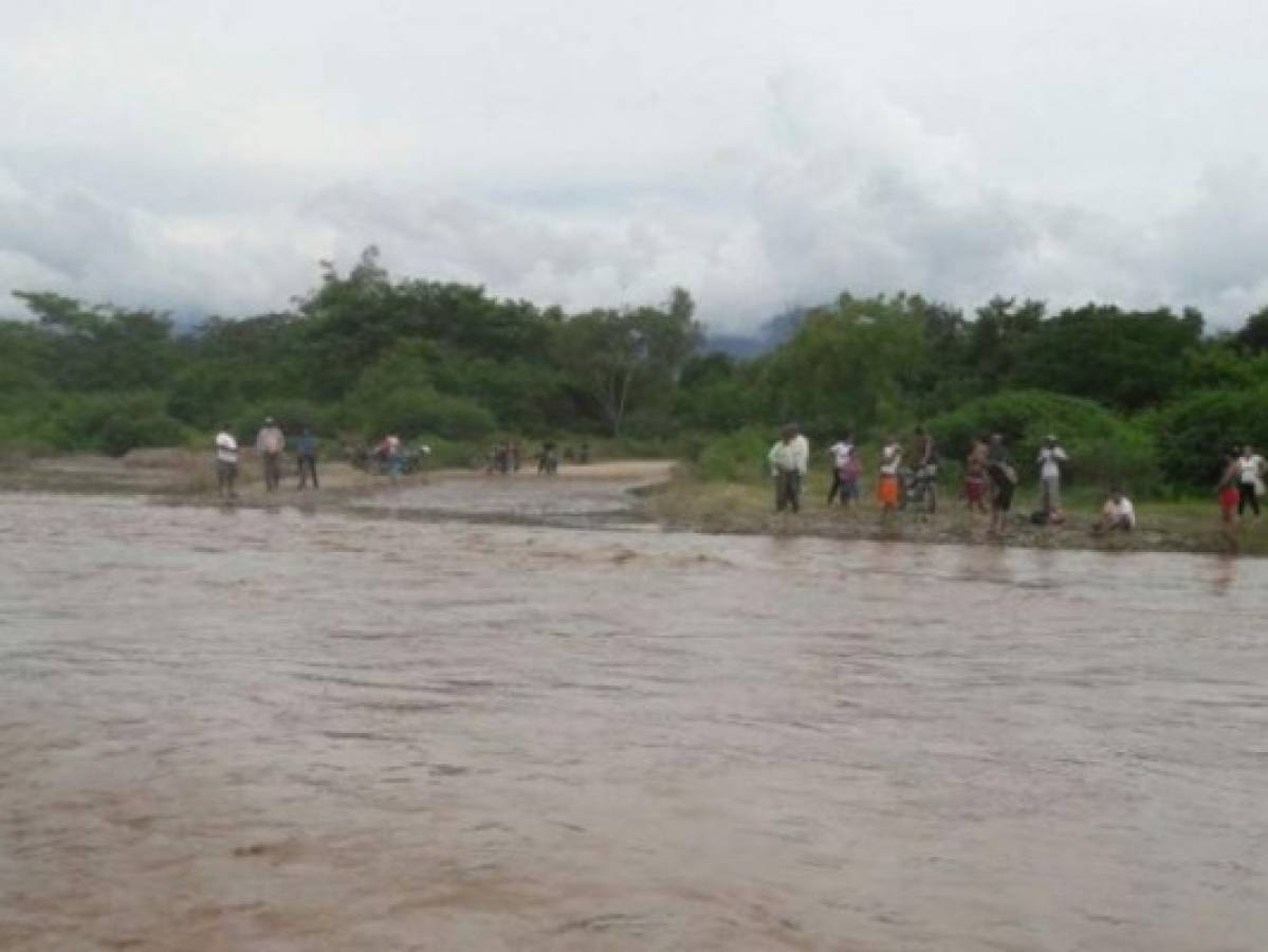 Cuatro miembros de una familia mueren ahogados al ser arrastrados por río en Yoro